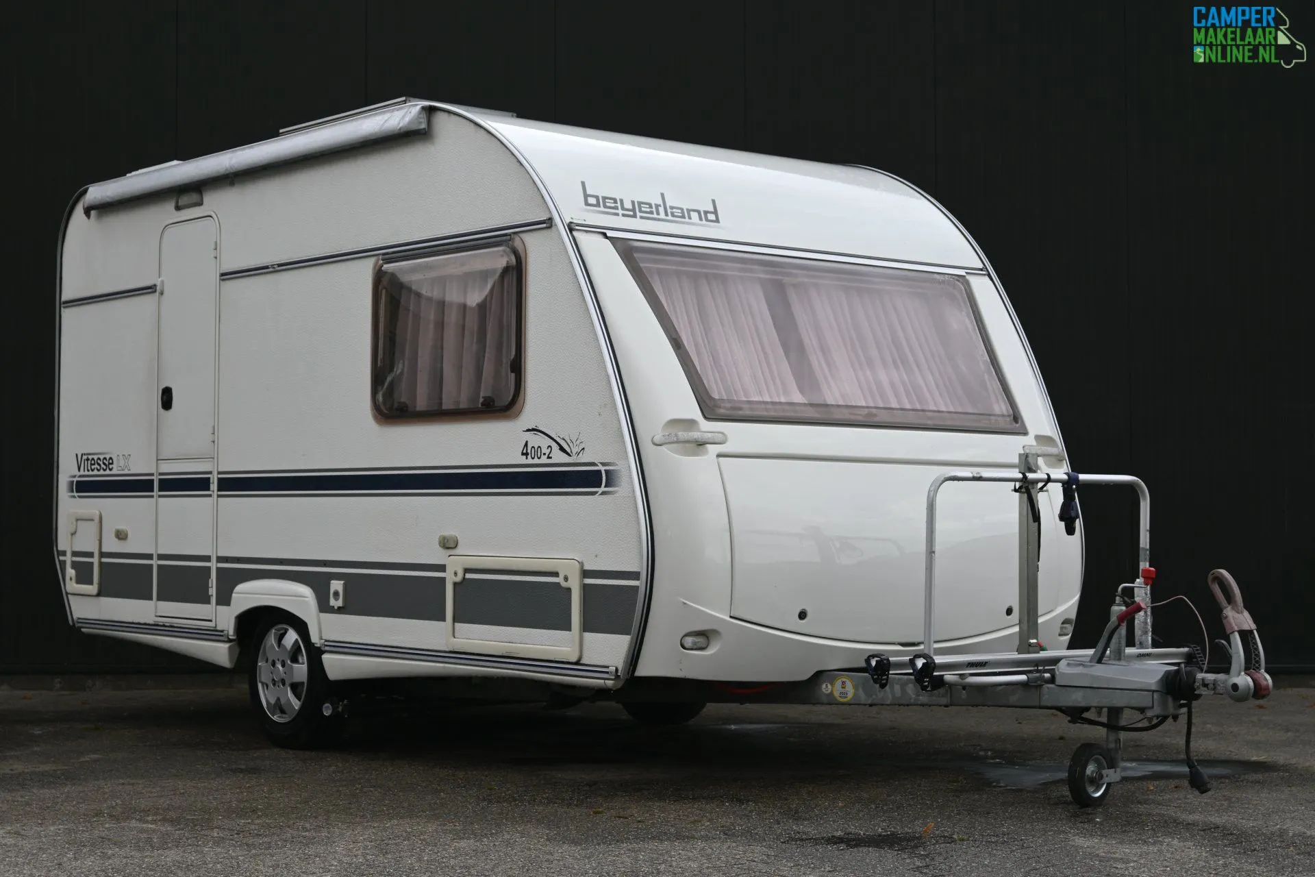 Model van een automerk in de hero van de website